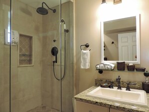 Hair dryer, towels, soap, toilet paper - KVI BEACH HOUSE STUDIO! Directly Above Vashon's Favorite Beach! (Vashon)