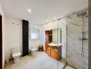 Douche, serviettes fournies