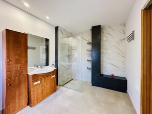 Shower, towels - Oasi CostaBravaSi - Pool, A/C, Barbecue, wifi (Calonge)