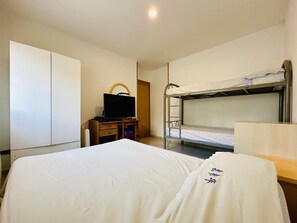 3 chambres, fer et planche à repasser, accès Internet, draps fournis