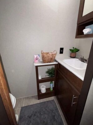 Shower, hair dryer, towels, soap - Cozy RV with Saltwater Pool & Hot Tub (Westlake)