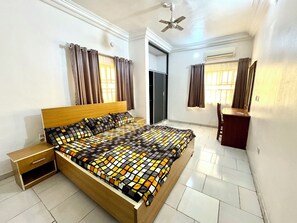 3 多间卧室、办公桌、免费 WiFi、床单