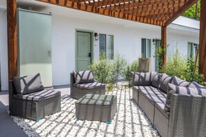 Comfort Room, 1 Katil Ratu (Queen), Non Smoking | Teres/patio