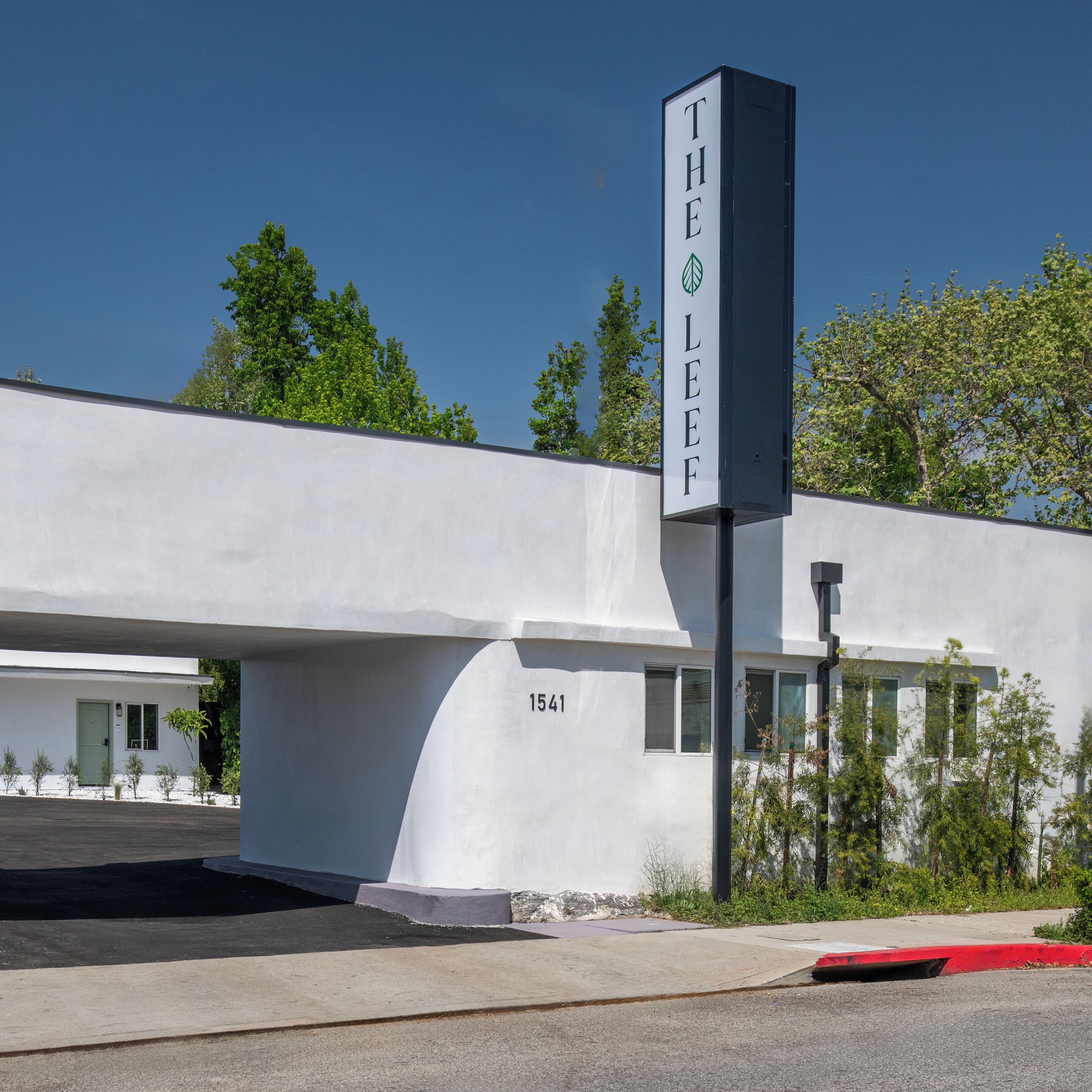 Un edificio moderno con un letrero que dice THE LEEF y el número 1541.