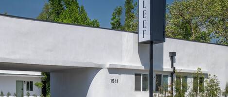 Un edificio moderno con un letrero que dice THE LEEF y el número 1541.