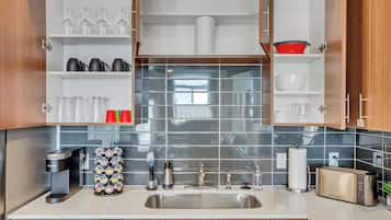 Deluxe Apartment, Mountain View | Private kitchen | Full-sized fridge, microwave, oven, stovetop