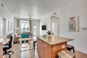 Refrigerador con freezer, microondas, horno, placa de cocina