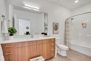 Deluxe-lejlighed - bjergudsigt | Badeværelse | Kombination af bruser/badekar, gratis toiletartikler, hårtørrer