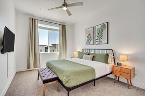 2 bedrooms, premium bedding, desk, laptop workspace - The Heights by Cloud Dream Homes (Clearfield)