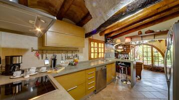Frigorífico, placa de cocina, cafetera o tetera y tostadora
