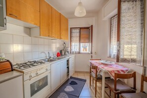 Fridge, oven, stovetop, coffee/tea maker