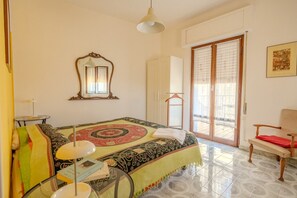 3 bedrooms, desk, bed sheets