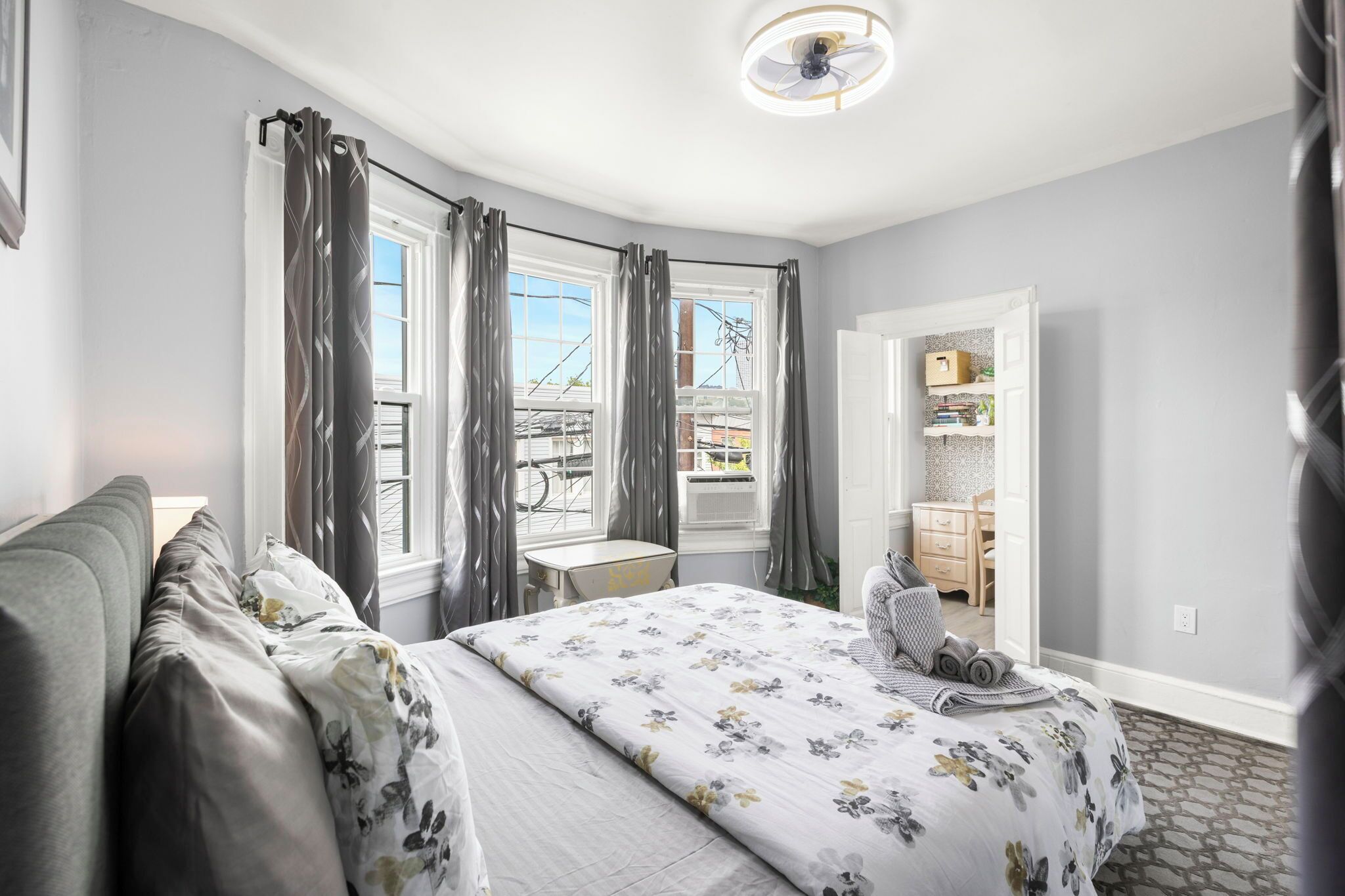 2 soverom, skrivebord, strykejern/-brett og reiseseng for barn