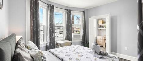 2 chambres, bureau, fer et planche à repasser, lit parapluie