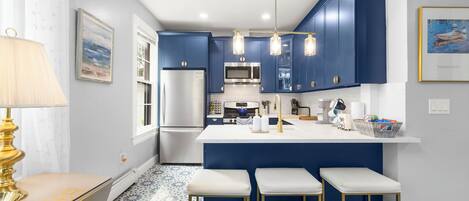 Een koelkast, een magnetron, een oven, een kookplaat