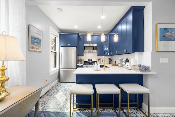 Køleskab, mikrobølgeovn, ovn, kogeplade