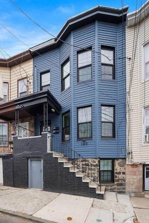 Exterior - 2BR Near PATH • Free Parking • NYC Access (Jersey City)