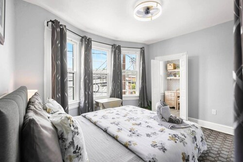 Bright 2BR Retreat • Walk to PATH • NYC Access