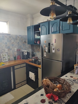 Een koelkast, een magnetron, een oven, een kookplaat