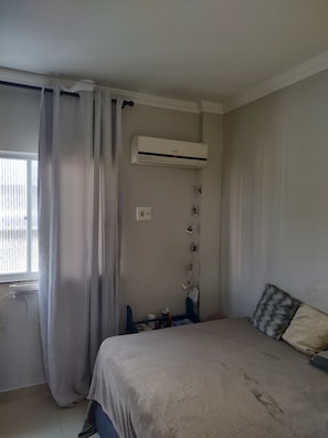 1 slaapkamer, een strijkplank/strijkijzer, wifi, beddengoed