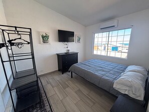 2 habitaciones y tabla de planchar con plancha 
