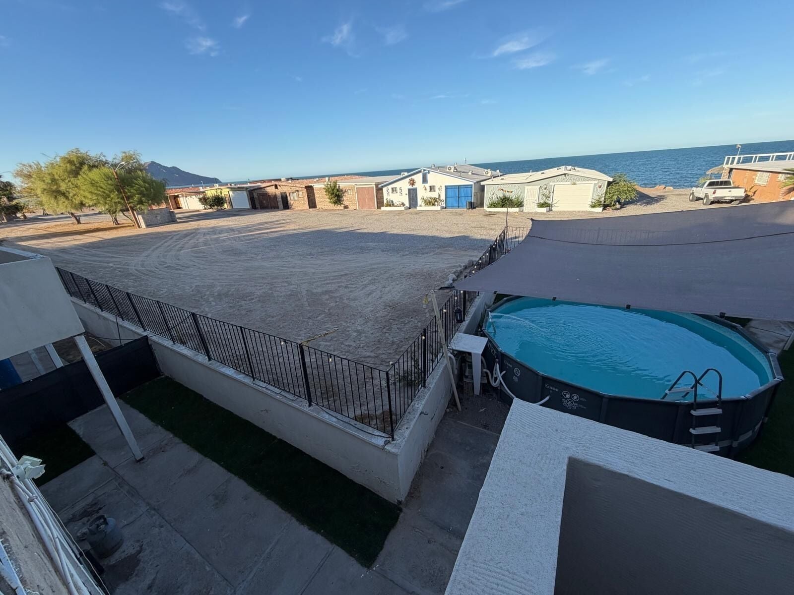 Un quartier résidentiel doté d’une piscine, d’une cour clôturée et offrant une vue sur la mer.