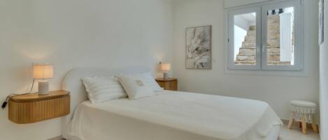 6 bedrooms, iron/ironing board, free WiFi, bed sheets