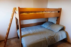 4 bedrooms, iron/ironing board, free WiFi