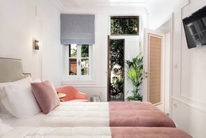 3 chambres, coffres-forts dans les chambres, fer et planche à repasser