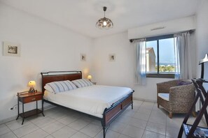 2 slaapkamers, een strijkplank/strijkijzer, wifi, beddengoed