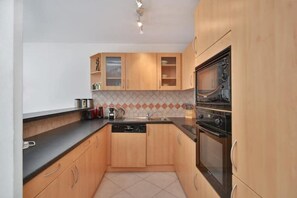 Kylskåp, mikrovågsugn, ugn och spishäll