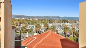 View from property - Charming 2 bedroom Apt/Balcony/Parking/by Marina+Shops (Antibes)