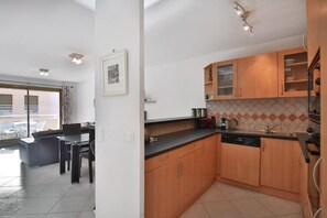 Kylskåp, mikrovågsugn, ugn och spishäll