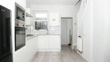 House | Private kitchen | Fridge, microwave, oven, stovetop