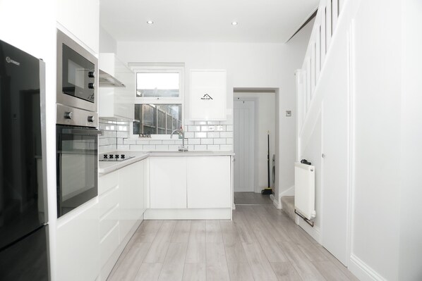 Casa | Cocina privada | Frigorífico, microondas, horno y placa de cocina