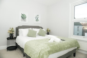 3 bedrooms, free WiFi, bed sheets - 3 Bed-sleeps 7-garden-parking-town Centre (Dartford)