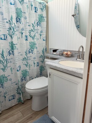 Hair dryer, towels, soap, shampoo - Canal front with open water views in Venture Out - Lot 529 (Cudjoe Key)