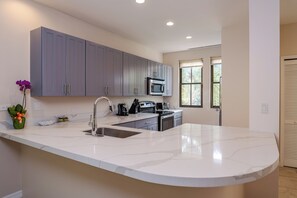 Kylskåp, mikrovågsugn, ugn och spishäll