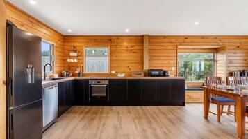 Een magnetron, een oven, een kookplaat, een vaatwasser