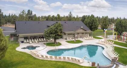 Cozy 2-bedroom condo with AC, WiFi in enchanting Redmond