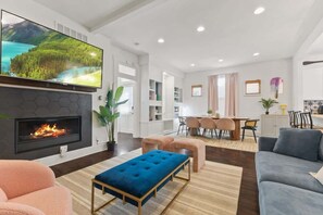 Una Smart TV, una chimenea, videojuegos, un futbolín