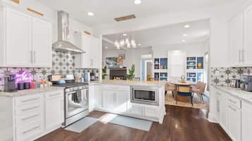 Køleskab, mikrobølgeovn, ovn, kogeplade