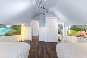 3 bedrooms, desk, iron/ironing board, travel cot