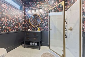 Shower, hair dryer, towels, soap - Stay & Play Indy- Indoor Fun- 5 Min to Downtown- Sleeps 10 (Indianapolis)