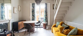 COSY ANNEXE - ROMANTIC ESCAPE | SLEEPS 2 | HOT TUB | BBQ | PATIO | WI-FI | LOG BURNER