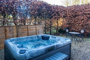 Outdoor spa tub - COSY ANNEXE - ROMANTIC ESCAPE | SLEEPS 2 | HOT TUB | BBQ | PATIO | WI-FI | LOG BURNER (Blandford Forum)
