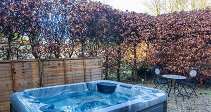 COSY ANNEXE - ROMANTIC ESCAPE | SLEEPS 2 | HOT TUB | BBQ | PATIO | WI-FI | LOG BURNER
