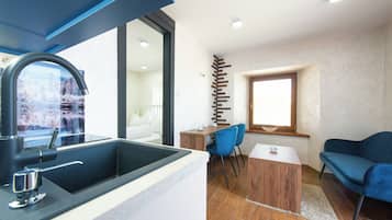 Appartamento Comfort, patio | Cucina privata | Frigorifero con congelatore, microonde, piano cottura, seggiolone