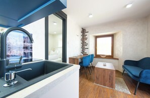 Refrigerador con freezer, microondas, placa de cocina