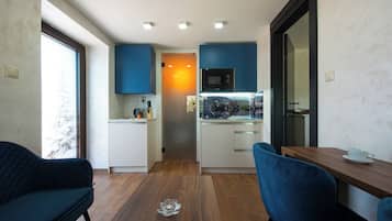 Appartement Confort, patio | Coin séjour | Télévision